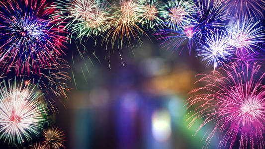 五颜六色的烟花与Bokeh背景和复制空间的新年庆祝抽象假日背景