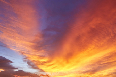 红色戏剧天空和太阳射线背景。阳光和穆迪云景。带有复制空间的彩色和滤光照片