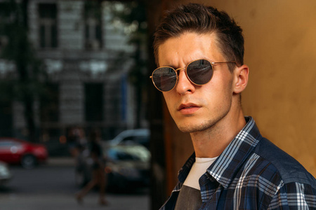 近距离拍摄乡下的年轻人.戴墨镜的白人男性模特买眼镜照片
