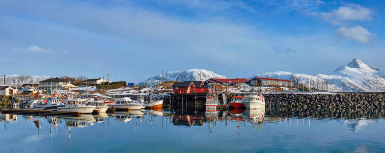 在挪威的码头钓鱼船和游艇