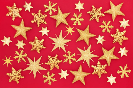 圣诞节金色闪光明星抽象背景上的红色。传统圣诞贺卡的节日。