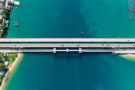高空俯视无人机拍摄的桥梁与汽车在桥梁道路上的形象运输背景概念。