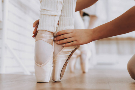 快关门。年轻女子室内芭蕾训练。古典芭蕾。巴莱娜图图的女孩。室内培训。可爱的舞者。在大厅表演。跳舞练习。穿白裙的女孩。