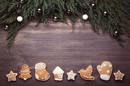 木制背景的圣诞姜饼饼干