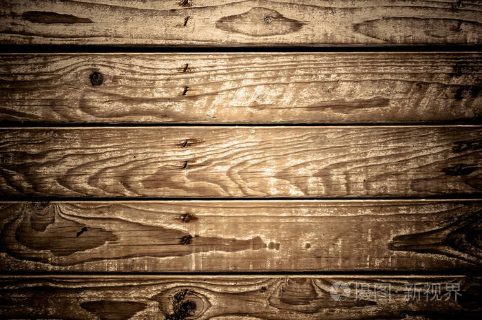 由木板制成的破旧木地板的纹理,紧贴灰色背景