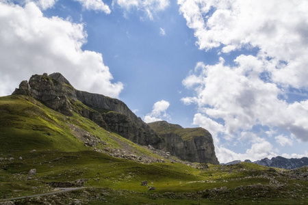 黑山美丽的风景，有新鲜的草和美丽的山峰。 黑山杜米特国家公园迪纳里克阿尔卑斯山的一部分。 杜米特公园联合国教科文组织世界遗产遗址