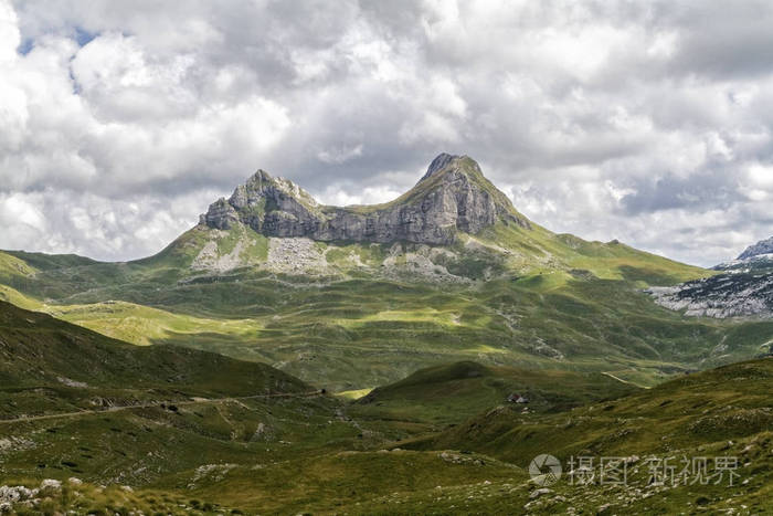 黑山美丽的风景，有新鲜的草和美丽的山峰。 黑山杜米特国家公园迪纳里克阿尔卑斯山的一部分。 杜米特公园联合国教科文组织世界遗产遗址