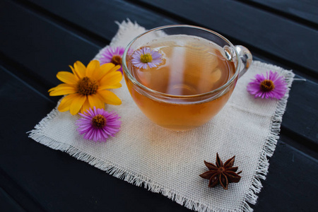 在黑色桌子上的透明玻璃杯的花茶。疗愈茶