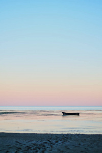 黄昏夕阳下海湾的小渔船