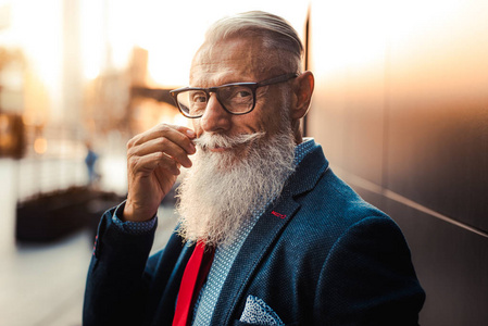 帅气的老人肖像60年代年轻时尚的男人，关于生活方式老年人和商业的概念