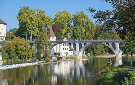 布里格在布里格顿历史中心的河流上空。瑞士