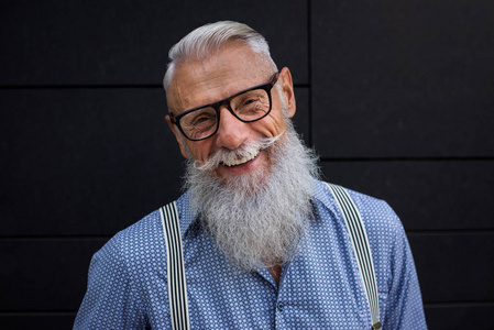 帅气的老人肖像60年代年轻时尚的男人，关于生活方式老年人和商业的概念