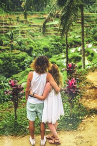 巴厘岛稻田的年轻蜜月情侣。巴厘岛概念旅游度假酒店