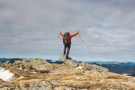 爬上了山顶图片