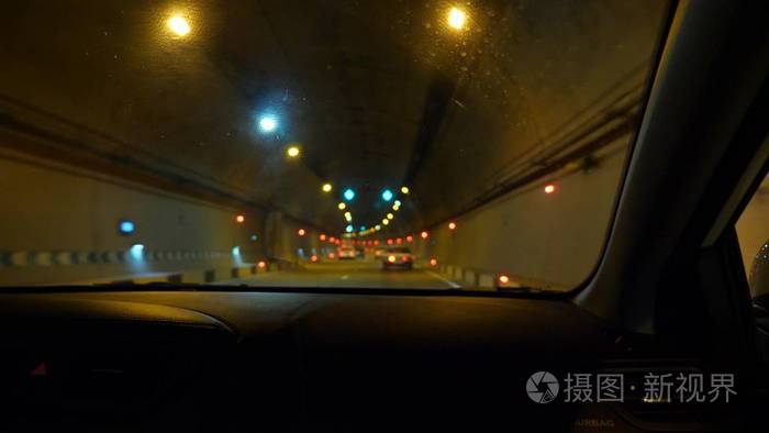 照片 汽车穿过隧道.在面板上查看.从车窗看车.jpg
