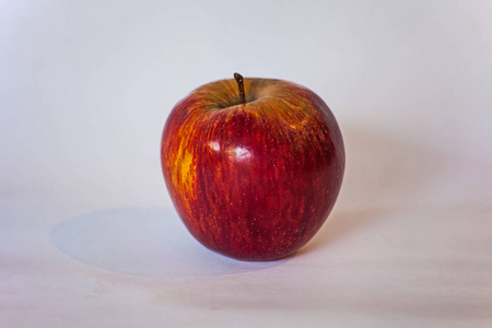 白色背景上的单个红苹果