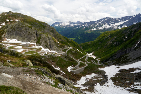 瑞士阿尔卑斯山危险的蛇形公路