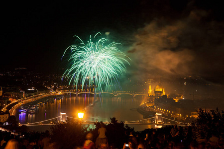8月20日在布达佩斯议会上空的烟火，圣斯蒂芬斯的多瑙河和链桥，或匈牙利的基础日
