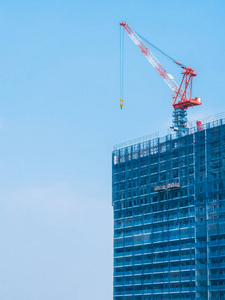 天幕背景外建筑起重机图片