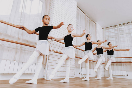 跳舞塔室内年轻女孩的芭蕾训练. 古典芭蕾. 芭蕾舞演员塔图的女孩.