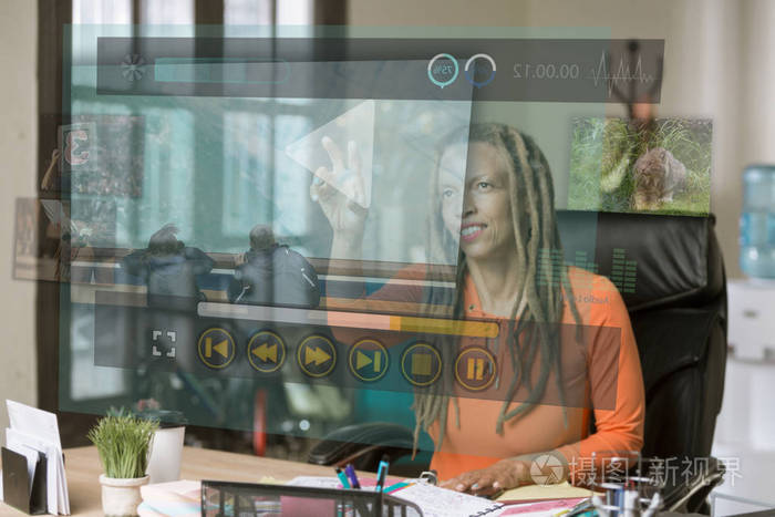 职业女性在办公室里操作未来的视频屏幕