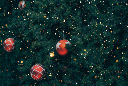 老式圣诞树与球装饰和闪光光过滤效果。 圣诞节和新年假期背景。 老式的颜色色调。