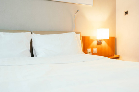 白色枕头，床上装饰，酒店卧室内部