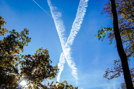 天空中以x形式出现的飞机痕迹