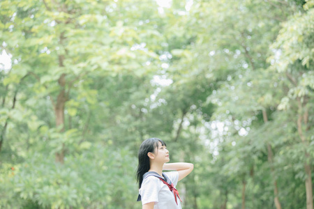亚洲日本学校女孩服装肖像看公园户外电影复古风格