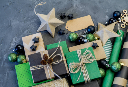 包装新年新牛皮纸和圣诞礼物绿色和黑色。 装饰节日的材料。 生态风格的自然装饰。