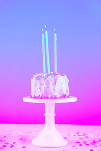 带蜡烛的生日蛋糕。 生日聚会庆祝理念。 垂直的。 现代超现实流行艺术，调和创造性现实概念