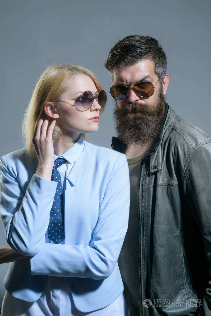 时尚太阳眼镜的时装模特.情侣恋爱了一对男女戴着时尚眼镜.恋爱关系.