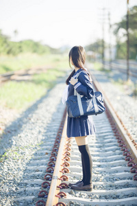 亚洲日本学校女孩服装肖像看铁路户外电影复古风格