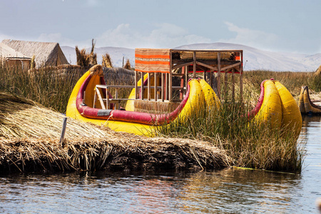 芦苇船到世界上最高的湖泊蒂蒂卡在秘鲁南部