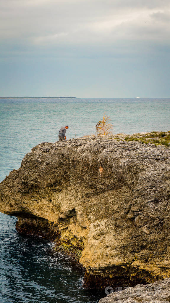 渔夫在美丽的大海里钓鱼