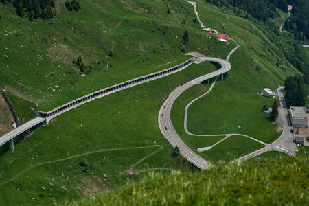 瑞士蛇形公路的鸟瞰图