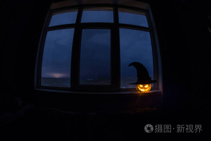 窗户里万圣节的象征. 选择性聚焦