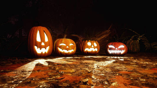 在可怕的秋林中,在一片落叶覆盖的地上雕刻着万圣节南瓜