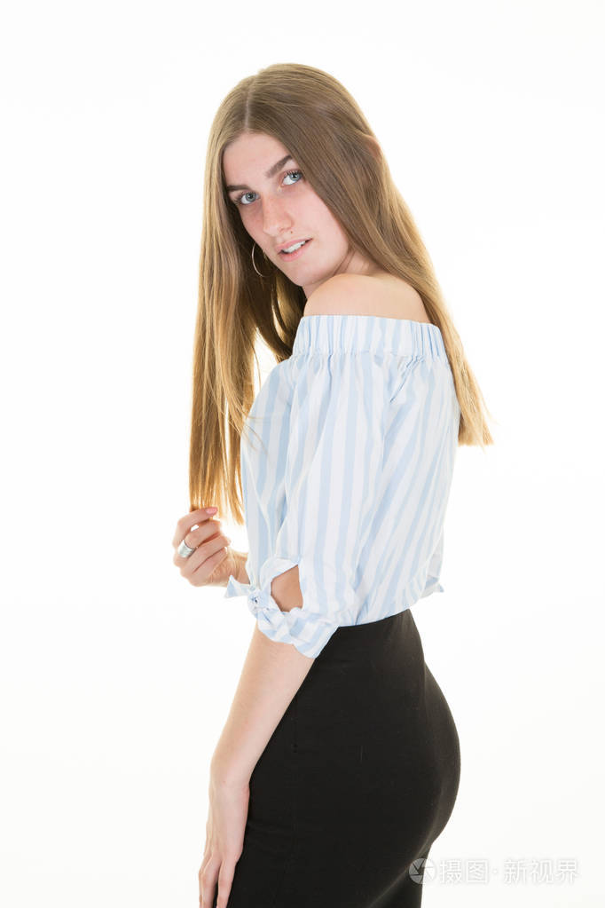 年轻漂亮的女人在白色背景上看着你的肖像一个身材苗条的美女