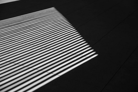 黑白艺术摄影阴影线内部图案抽象.照片