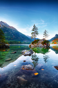 腹地湖奇妙的秋季日出。 岩石岛上树木的美丽景象。 地点度假胜地Ramsau国家公园Berchtesgadener土地上巴伐利亚