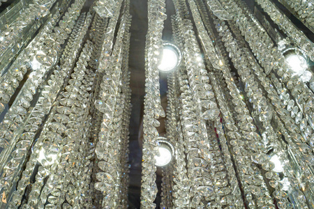 吊灯的水晶现在是一盏装饰灯，设计安装在天花板上。