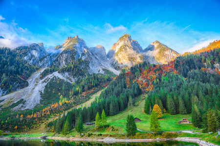 美丽的景色田园诗般的色彩斑斓的秋景，与达奇斯坦山顶，由高苏斯泰山湖在秋天，萨尔茨卡默古特地区，奥地利上部，奥地利