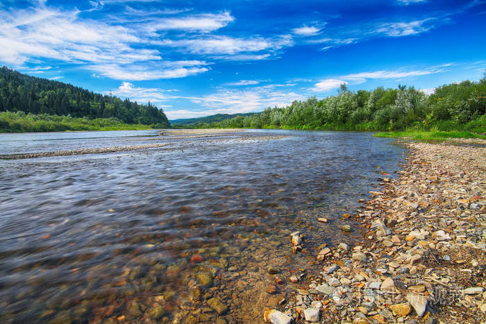 山河溪水在岩石中带着雄伟的蓝天清澈的河流和岩石石头前景喀尔巴阡
