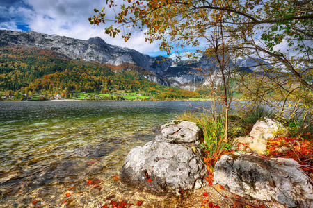 格伦德尔湖田园诗般的秋天景象。 地点奥地利奥地利阿尔卑斯山的GrundlseeLiezen区。 欧洲。
