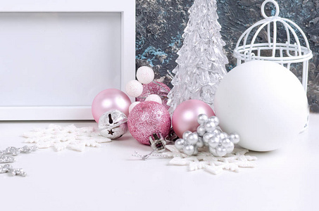 空框粉色和白色圣诞节装饰球和玩具在黑暗背景圣诞贺卡复印空间