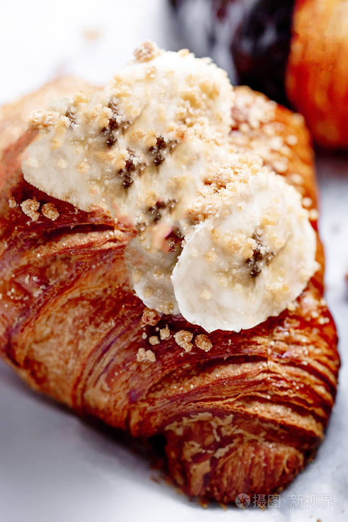 新鲜牛角面包加焦糖和香蕉片