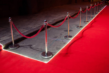 入口的绳索屏障之间的长红地毯。