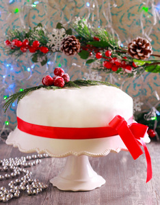 传统的圣诞蛋糕装饰在桌子上