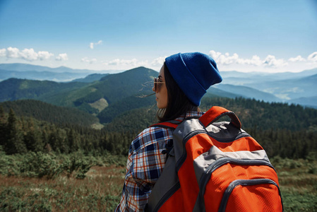 平静的女背包客在山上花时间